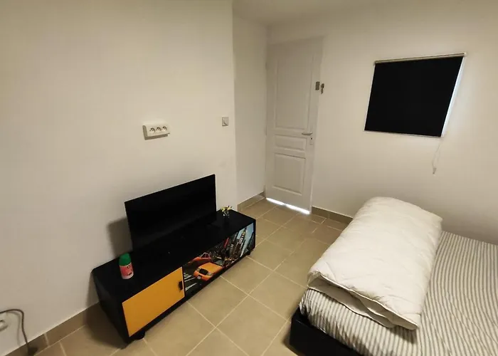 Plain-pied Entree Privee Et Parking Gratuit Nyaraló